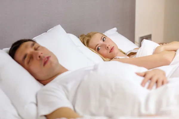 Familia pareja durmiendo en la cama — Foto de Stock