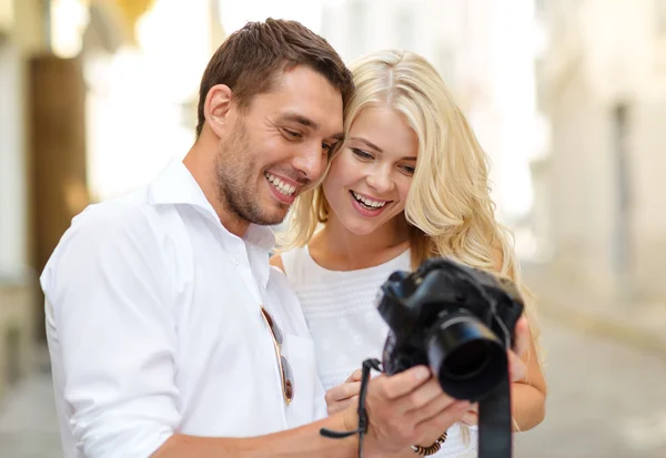 Casal sorridente com câmera fotográfica — Fotografia de Stock