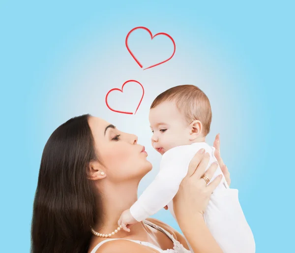 Glad mamma kysser hennes barn — Stockfoto