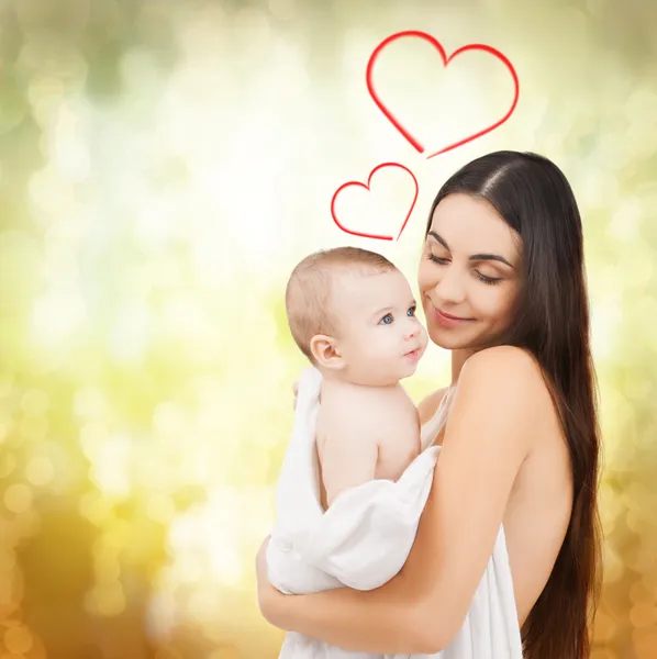 Happy matka krmení její rozkošné dítě — Stock fotografie