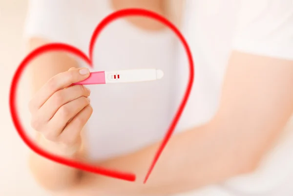 Hamilelik testi ile kadın ve erkek el — Stok fotoğraf