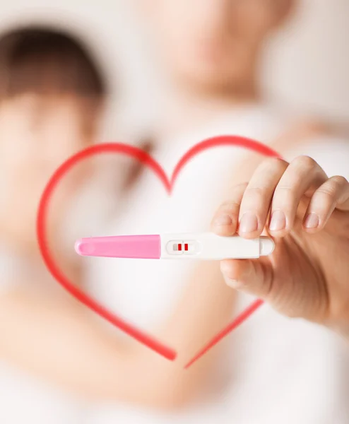 Vrouw en man handen met zwangerschapstest — Stockfoto