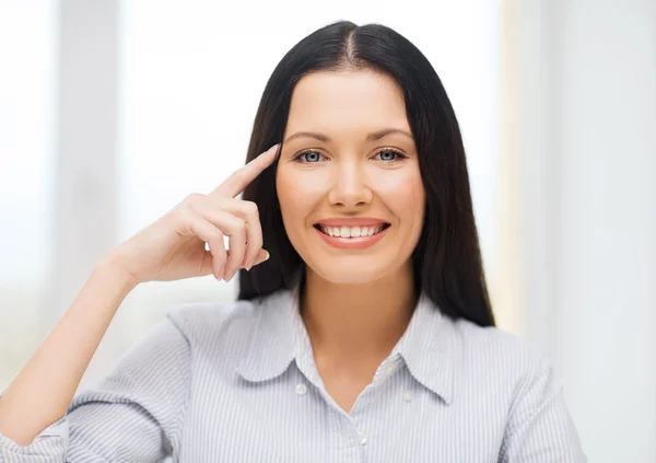 Mulher sorridente apontando para óculos imaginários — Fotografia de Stock