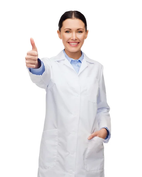 Sorridente médico feminino — Fotografia de Stock
