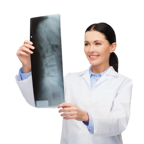 Doctora sonriente mirando rayos X — Foto de Stock