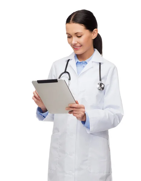 Médica com estetoscópio e tablet pc — Fotografia de Stock