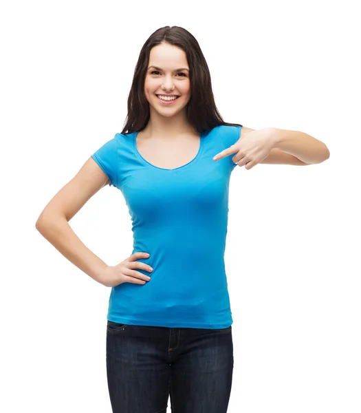 빈 파란색 티셔츠에 웃는 소녀 — 스톡 사진