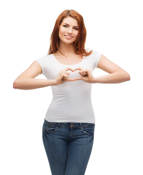 Smiling girl showing heart with hands — Stock Photo, Image
