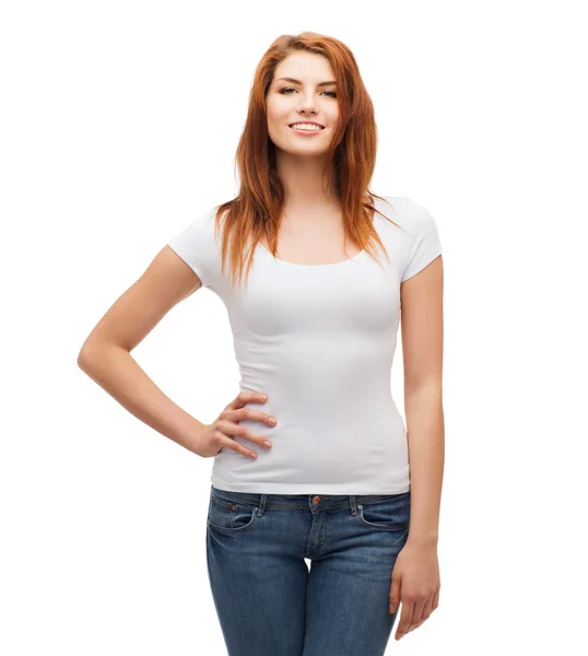 Sonriente adolescente en blanco camiseta en blanco — Foto de Stock