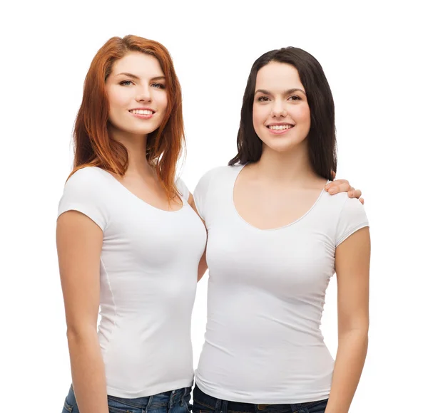 Twee lachende meisjes in witte t-shirts knuffelen — Stockfoto