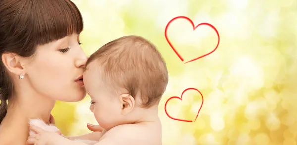 Glückliche Mutter mit entzückendem Baby — Stockfoto