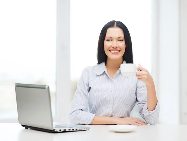 Empresária sorridente ou estudante com laptop — Fotografia de Stock