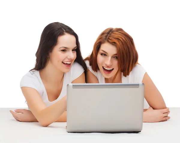 Deux adolescentes souriantes avec ordinateur portable — Photo