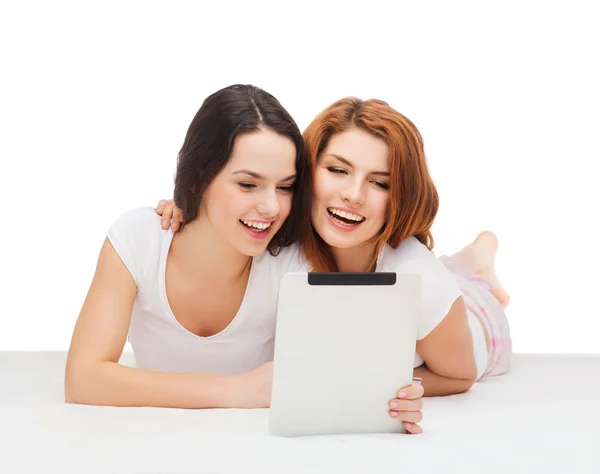Dos niñas adolescentes sonrientes con la computadora de la tableta PC —  Fotos de Stock