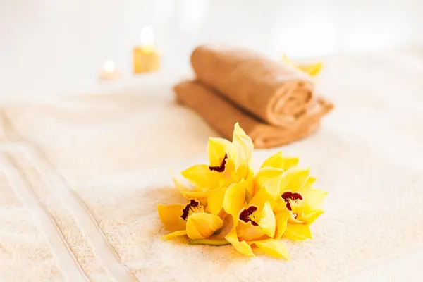 Primer plano de florero, flores y aceite — Foto de Stock