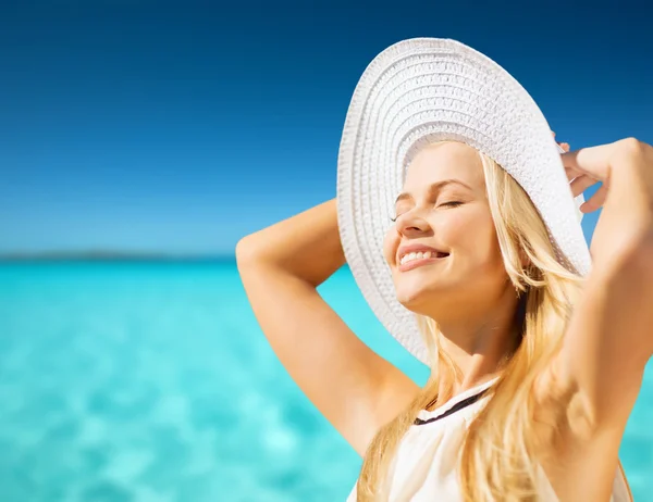 Mooie vrouw genieten zomer buiten — Stockfoto