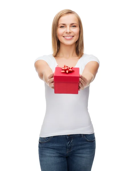 Ragazza sorridente con confezione regalo — Foto Stock