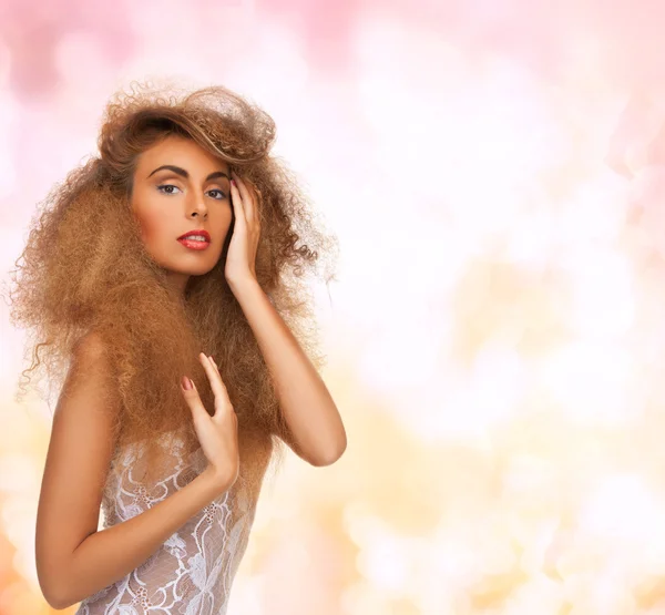 Hosszú göndör hajú nő — Stock Fotó