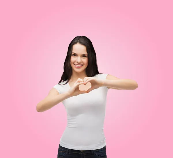 Sonriente chica mostrando el corazón con las manos —  Fotos de Stock