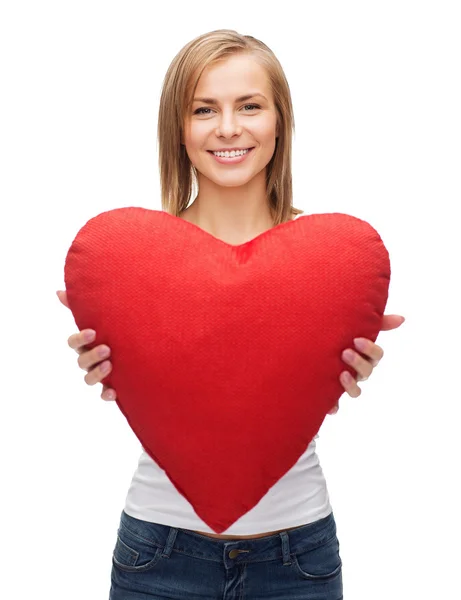 Lachende vrouw in wit t-shirt met hart — Stockfoto