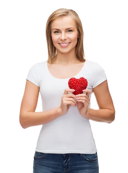 Lachende vrouw in wit t-shirt met hart — Stockfoto