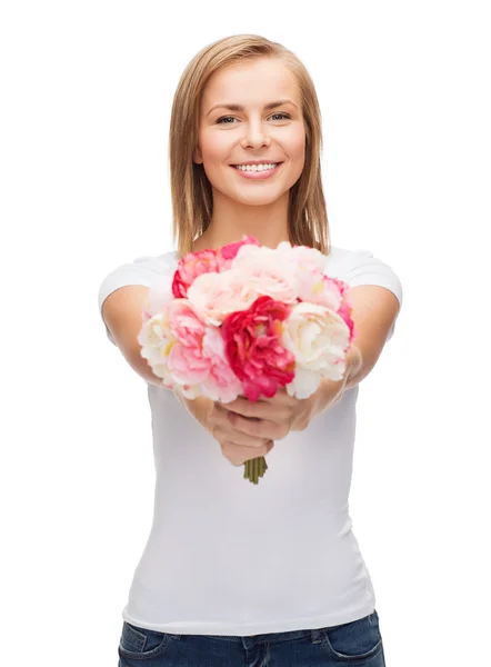 Mulher sorridente com buquê de flores — Fotografia de Stock