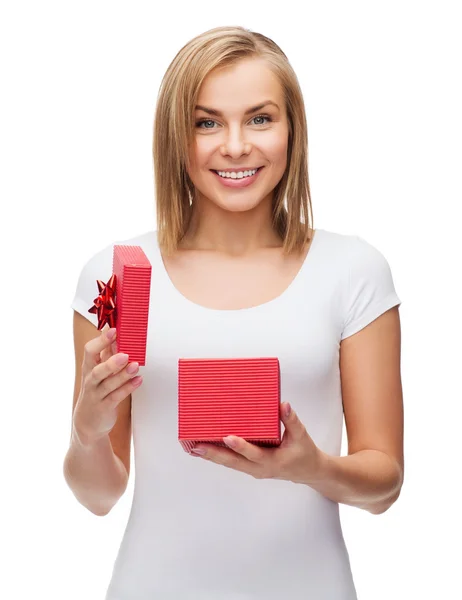 Ragazza sorridente con confezione regalo — Foto Stock