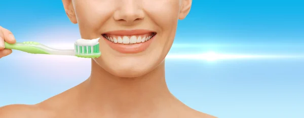 Mujer con cepillo de dientes —  Fotos de Stock