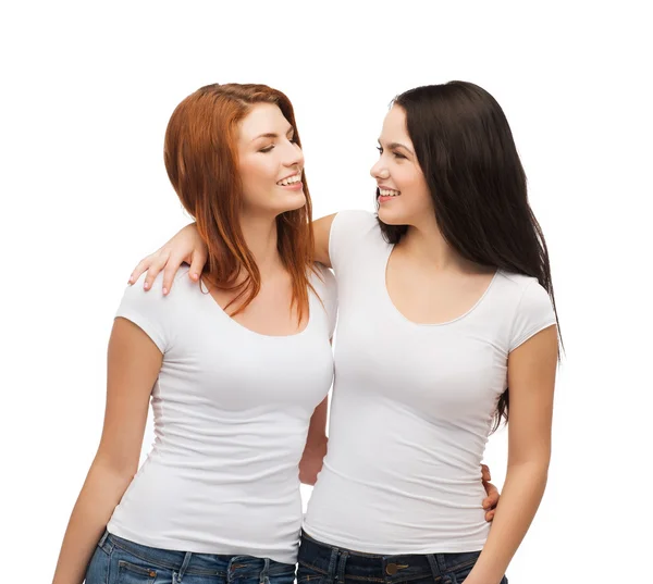 Two laughing girls in white t-shirts hugging — Stock Photo, Image