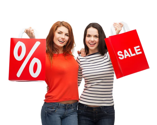 Dos adolescentes sonrientes con bolsas de compras —  Fotos de Stock