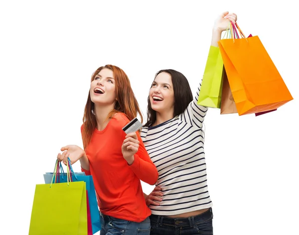 Adolescentes con bolsas de compras y tarjeta de crédito — Foto de Stock