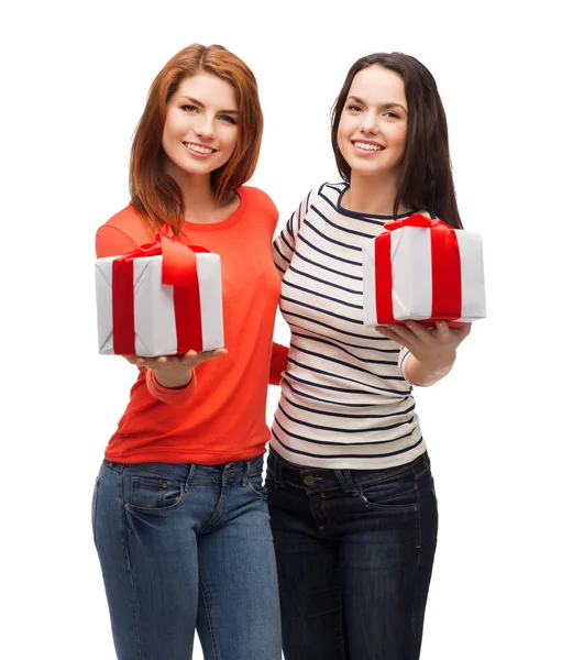 Zwei lächelnde Teenager-Mädchen mit Geschenken — Stockfoto