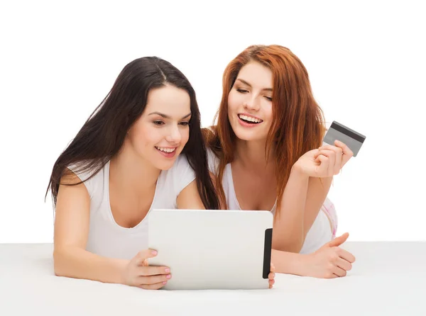 Adolescentes sonrientes con tablet PC y tarjeta de crédito —  Fotos de Stock