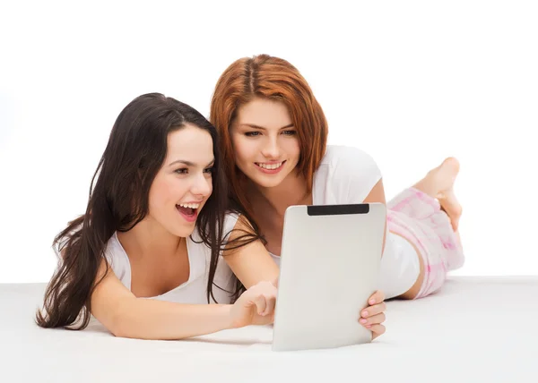 Dos chicas adolescentes sonrientes con tablet PC —  Fotos de Stock