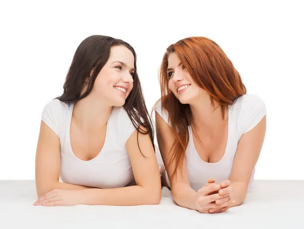 Duas garotas rindo em camisetas brancas — Fotografia de Stock