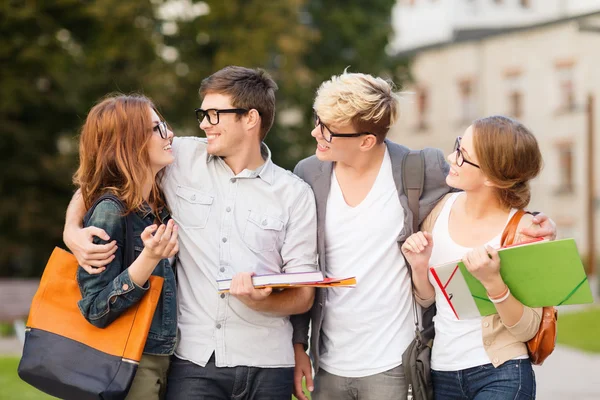 Grupa studentów i młodzieży wychodzić — Zdjęcie stockowe