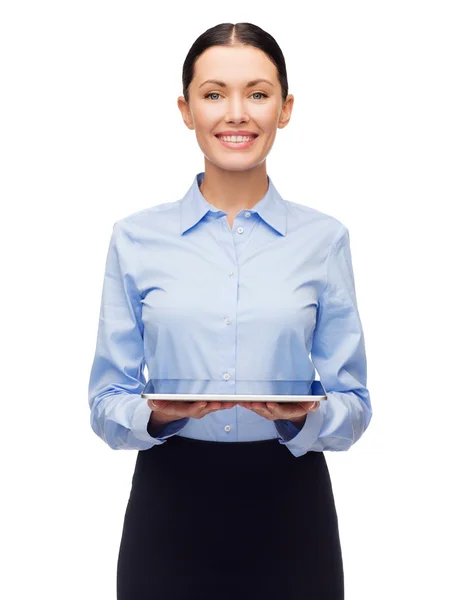 Empresária sorridente com tela de tablet em branco — Fotografia de Stock