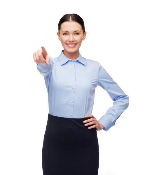 Mulher de negócios sorridente apontando o dedo para você — Fotografia de Stock