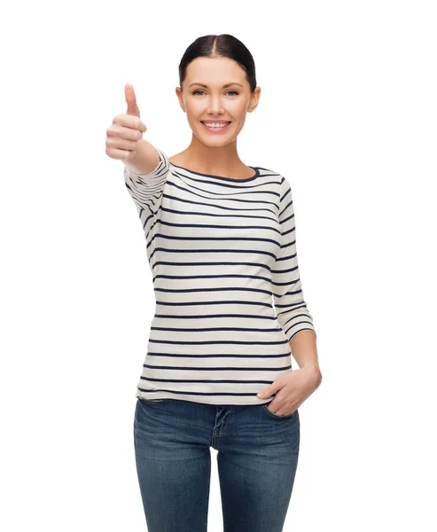 Menina sorridente em roupa casual mostrando polegares para cima — Fotografia de Stock