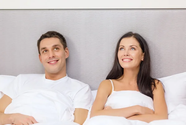 Glückliches Paar träumt im Bett — Stockfoto