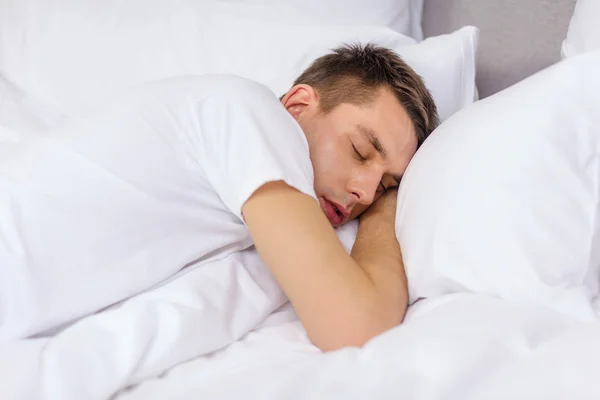 Hombre guapo durmiendo en la cama —  Fotos de Stock