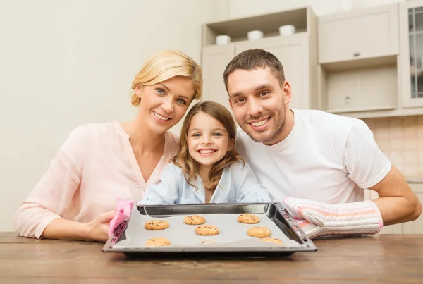Famille heureuse faisant des biscuits à la maison — Photo