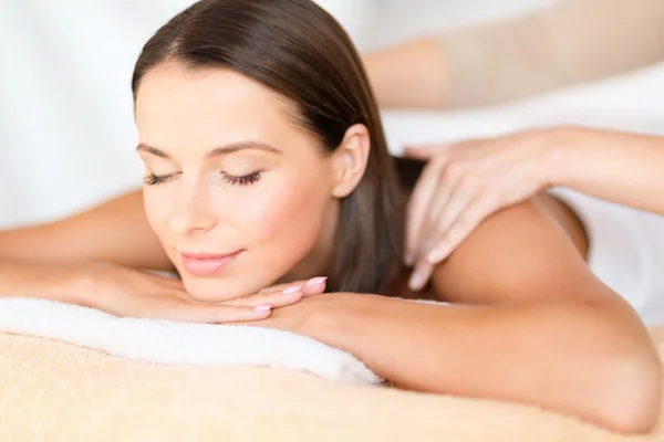 Krásná žena v wellness salonu dostává masáž — Stock fotografie