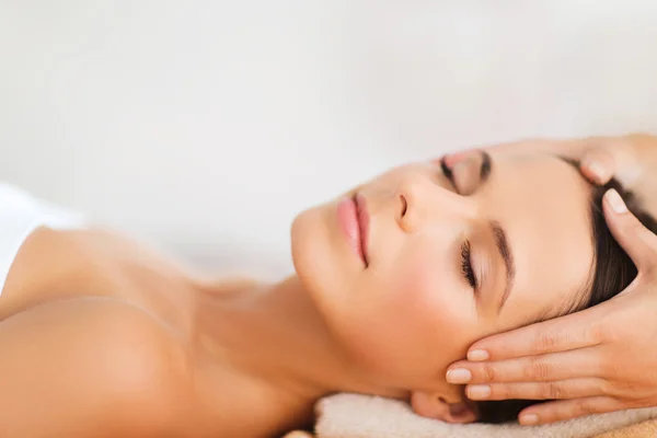 Hermosa mujer en el salón de spa teniendo facial —  Fotos de Stock