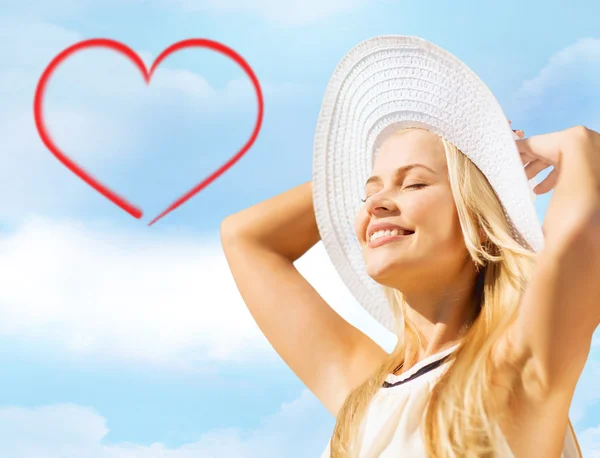 Hermosa mujer disfrutando del verano al aire libre — Foto de Stock