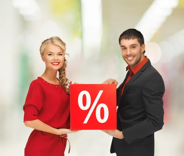 Hombre y mujer sonrientes con signo de porcentaje — Foto de Stock