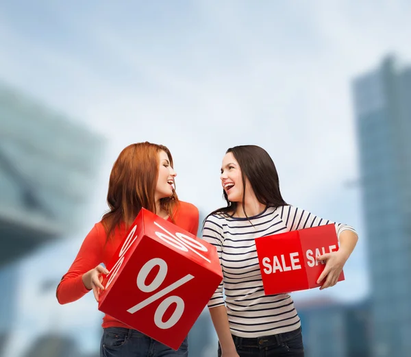 Sonriente adolescente con porcentaje y signo de venta —  Fotos de Stock