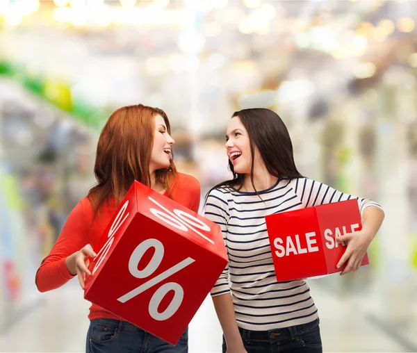 Sonriente adolescente con porcentaje y signo de venta — Foto de Stock