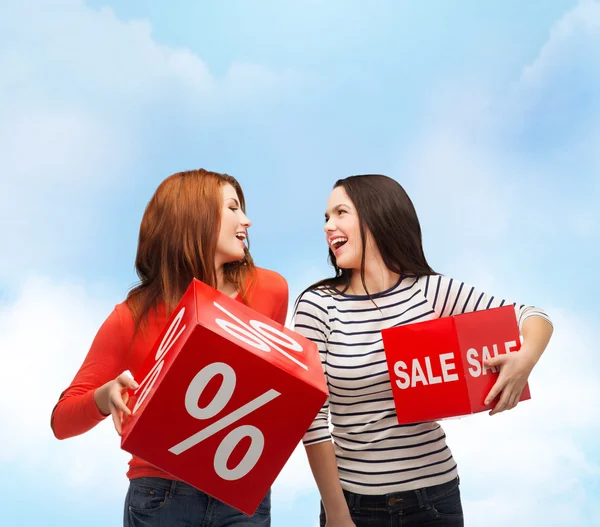 Sonriente adolescente con porcentaje y signo de venta — Foto de Stock