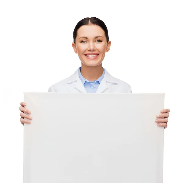 Médecin femme souriante avec tableau blanc blanc — Photo